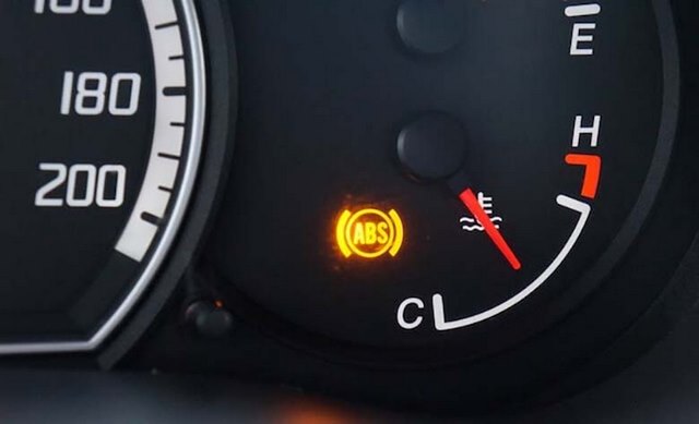 Ảnh 5: Đèn ABS sáng đột ngột - dấu hiệu cho thấy cảm biến tốc độ gặp trục trặc