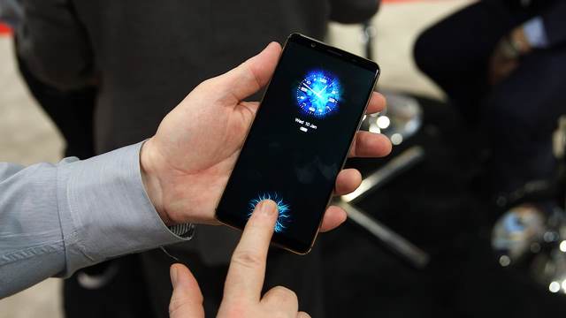 Ảnh 3: Smartphone được ứng dụng công nghệ cảm biến quang hợp nhận diện vân tay